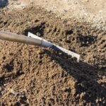 Amendement du sol, à l'aide d'un râteau