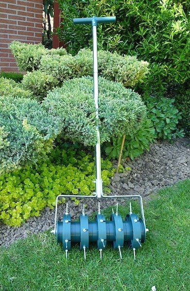 L'aérateur à poussé est muni d'un rouleau à pics